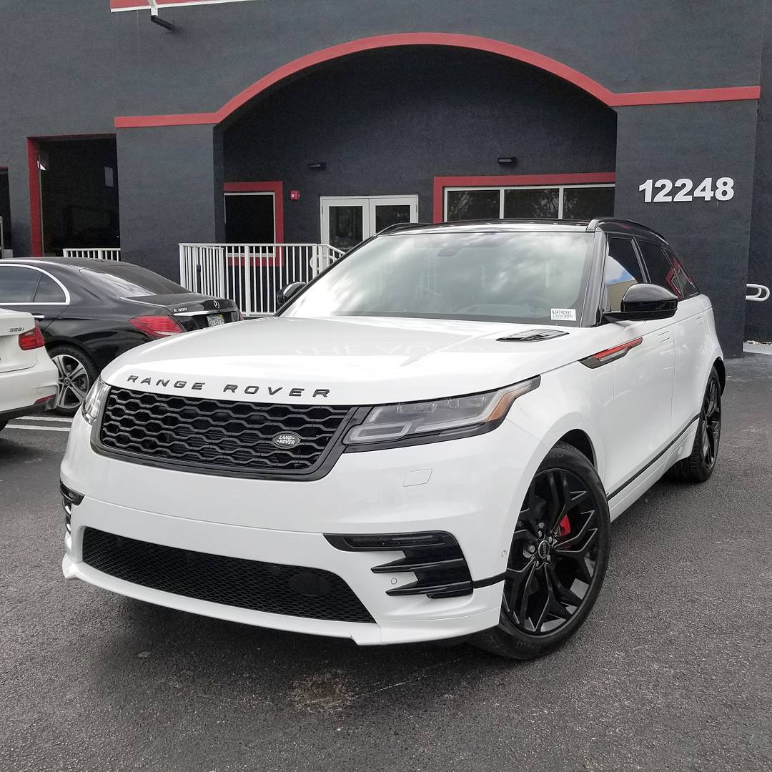 Range Rover Velar Red  . Varak Baskılı Izgaralar Da Dahil Olmak Üzere Tüm Özellikler, Aracın Ön Profiline Ayırt Edici Bir Duruş Kazandırır.